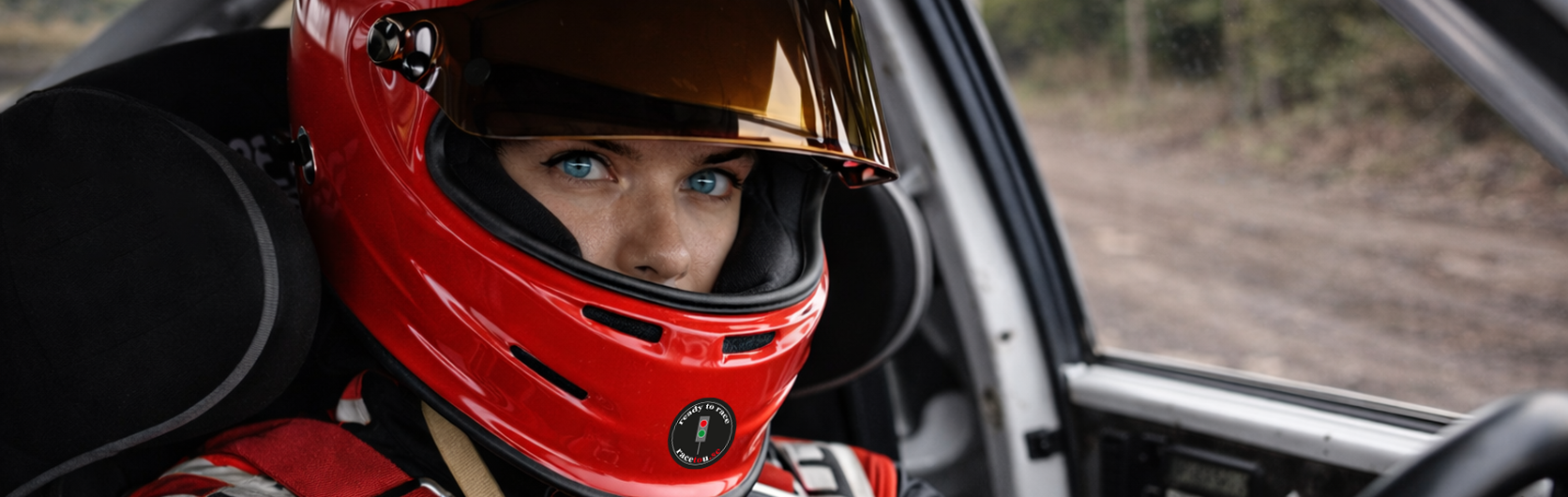 Rallytjej med röd hjälm i bil